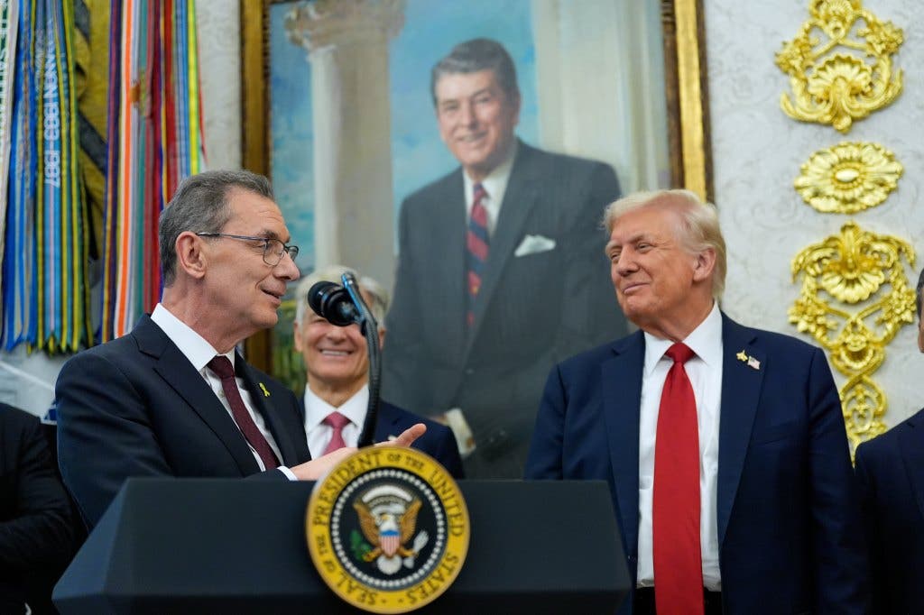 AA1NKCrb Perjanjian harga obat Trump lebih menguntungkan Pfizer daripada warga Amerika, kata para ahli memperingatkan