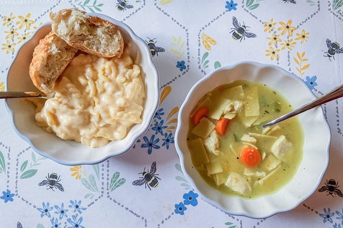 AA1NKK12 Ulasan Spoonful of Comfort: Ini adalah Paket Perawatan Terbaik yang Dapat Dikirim ke Teman yang Sakit