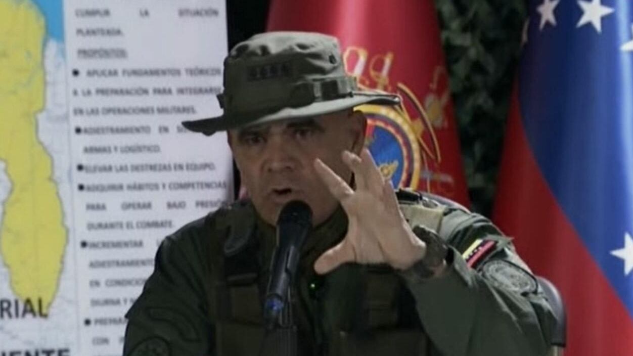 AME9585. CARACAS (VENEZUELA), 14/09/2025.- Captura de video cedido por el canal estatal Venezolana de Televisión (VTV) del ministro de Defensa de Venezuela, Vladimir Padrino López, durante una rueda de prensa en Caracas (Venezuela). Padrino López denunció que Estados Unidos realiza vuelos de "inteligencia" contra el país suramericano, en un contexto en el que aseguró que Washington quiere justificar un "plan de amenaza militar y de intervención" para "desplazar al presidente Nicolás Maduro". EFE/ Venezolana de Televisión (VTV) /SOLO USO EDITORIAL/ SOLO DISPONIBLE PARA ILUSTRAR LA NOTICIA QUE ACOMPAÑA (CRÉDITO OBLIGATORIO)