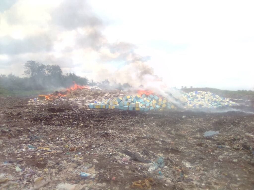 AA1NKTzG FOTO: NAFDAC menghancurkan obat-obatan palsu, produk senilai 15 miliar naira di Oyo