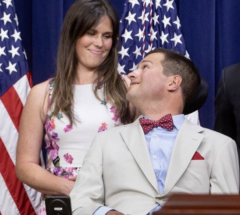 AA1NKVQW Pengasuh dan Pembela ALS Dinobatkan sebagai 'Pembuka Resmi' untuk Lari 5K Perpustakaan Newtown