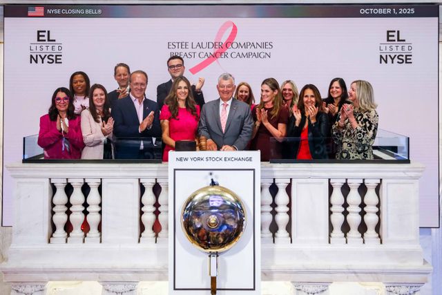 AA1NKYFX Elizabeth Hurley Mengatakan Kakeknya, Yang Meninggal Akibat Kanker Payudara, 'Akan Terkejut' Oleh 30 Tahun Advokasinya (Eksklusif)