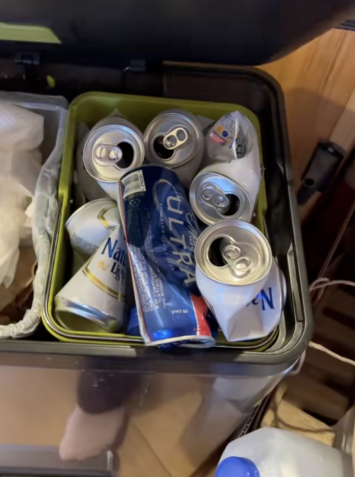 AA1NKfUc Dia Meninggalkan Ayahnya Di Rumah Sendirian Selama Tiga Hari, Dan Sekarang Dia Menunjukkan Seberapa Kotor Rumahnya Ketika Dia Kembali