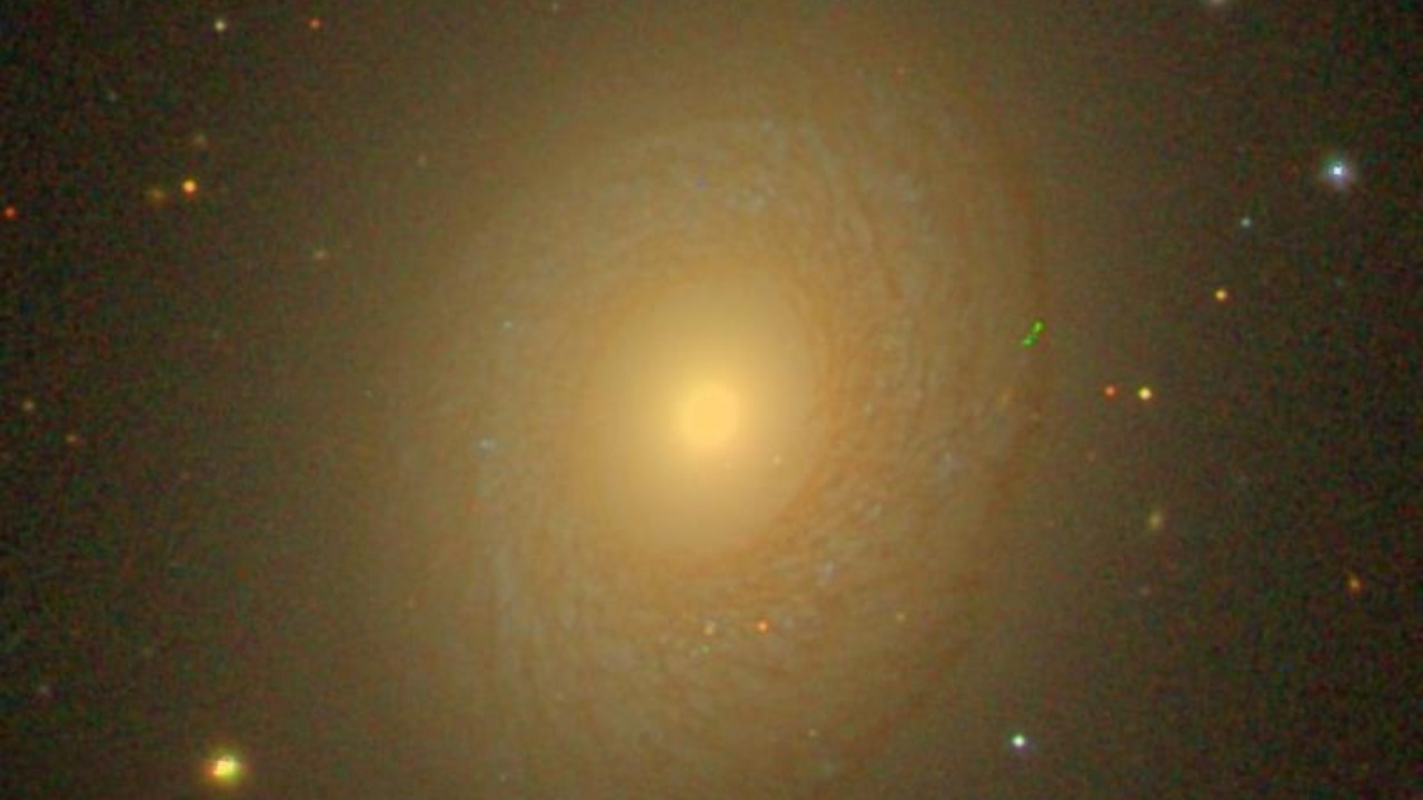 AA1NKhv2 Hubble menemukan galaksi dengan bentuk yang sulit dijelaskan