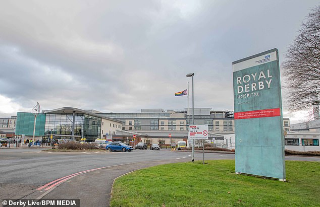 AA1NKuxP Dokter NHS yang mengatakan dia 'menikmati memotong' melukai lebih dari 100 wanita, menurut laporan yang menyebutnya.