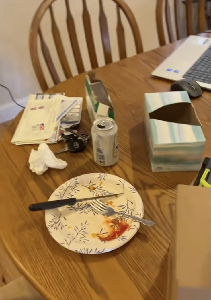 AA1NKyNa Dia Meninggalkan Ayahnya Di Rumah Sendirian Selama Tiga Hari, Dan Sekarang Dia Menunjukkan Seberapa Kotor Rumahnya Ketika Dia Kembali