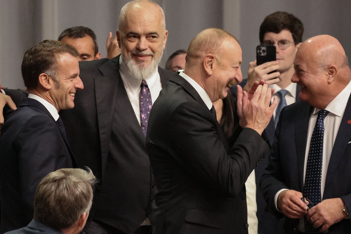 France’s Macron and Albanian leader caught laughing at Trump’s repeated(02)