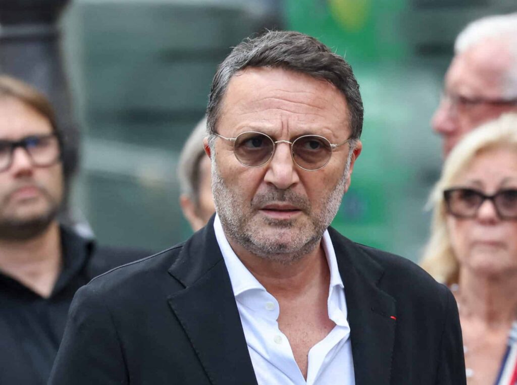 Arthur : des gardes du corps armés, le protègent jour et nuit