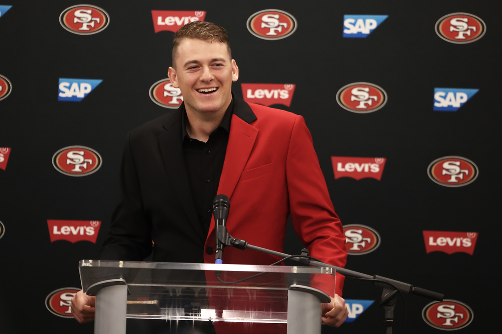 Mac Jones returns after 49ers QB appears to hurt his left ...