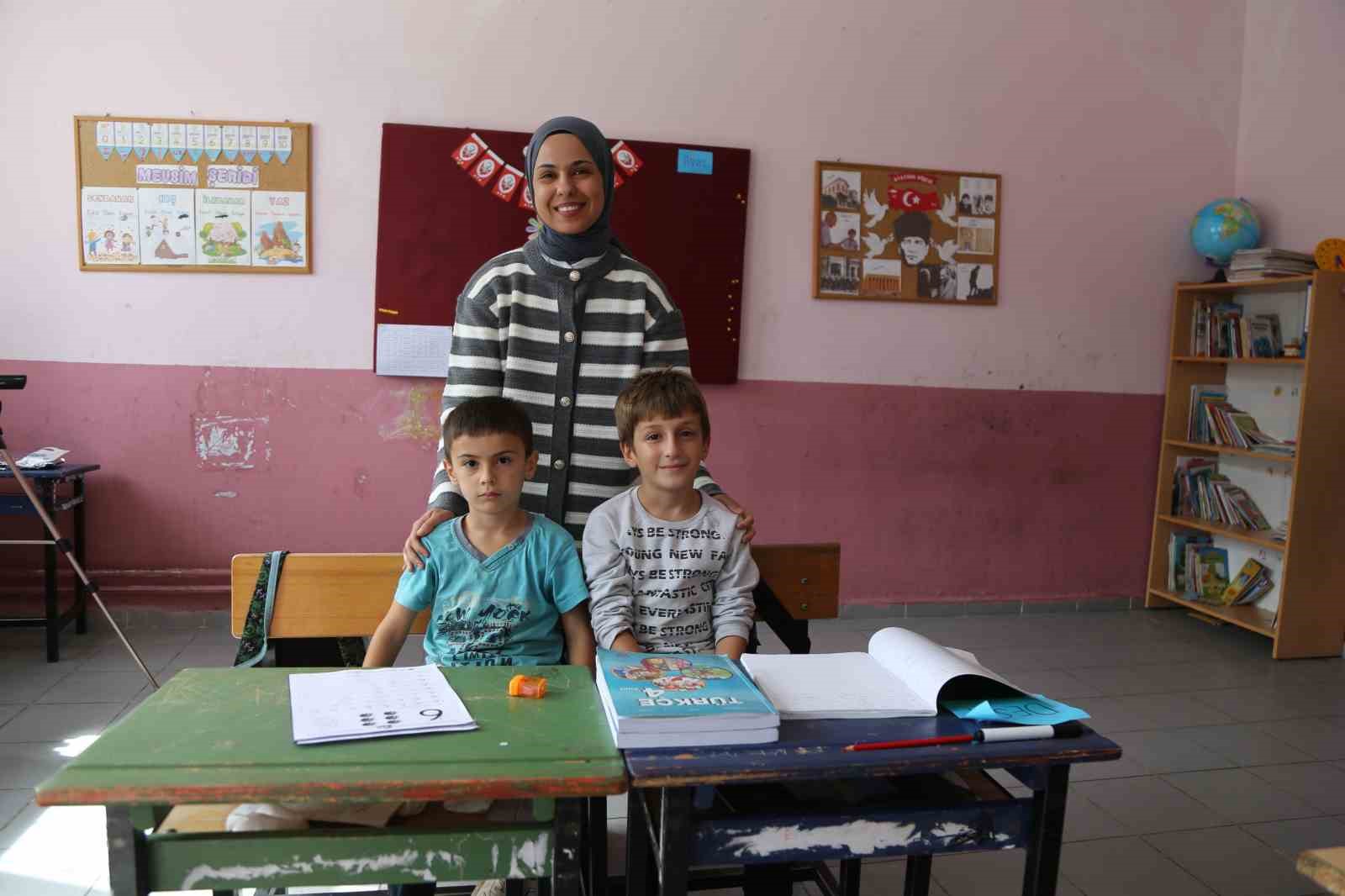 ARTVİN’İN ŞAVŞAT İLÇESİNE BAĞLI MEYDANCIK KÖYÜNDE BULUNAN İLKOKUL VE ANAOKULUNDA TOPLAM 5 ÖĞRENCİYE 2 ÖĞRETMENLE EĞİTİM VERİLMEYE DEVAM EDİLİYOR. DEVLETİN KIRSALDA EĞİTİMİ DESTEKLEYEN POLİTİKALARI SAYESİNDE OKUL, ÖĞRENCİ SAYISININ AZ OLMASINA RAĞMEN AÇIK TUTULUYOR.