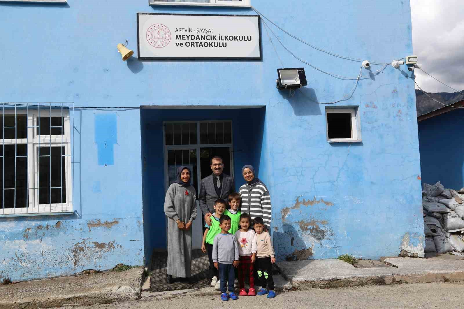 ARTVİN’İN ŞAVŞAT İLÇESİNE BAĞLI MEYDANCIK KÖYÜNDE BULUNAN İLKOKUL VE ANAOKULUNDA TOPLAM 5 ÖĞRENCİYE 2 ÖĞRETMENLE EĞİTİM VERİLMEYE DEVAM EDİLİYOR. DEVLETİN KIRSALDA EĞİTİMİ DESTEKLEYEN POLİTİKALARI SAYESİNDE OKUL, ÖĞRENCİ SAYISININ AZ OLMASINA RAĞMEN AÇIK TUTULUYOR.