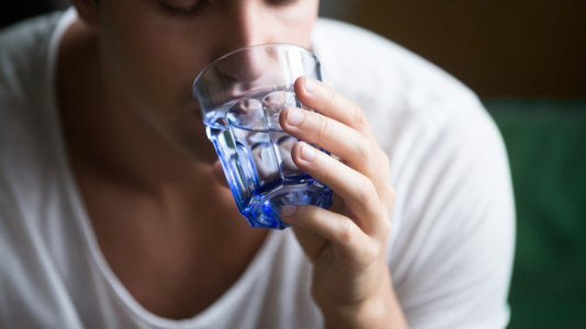 How much water should one drink daily to flush out toxins and keep the kidneys healthy