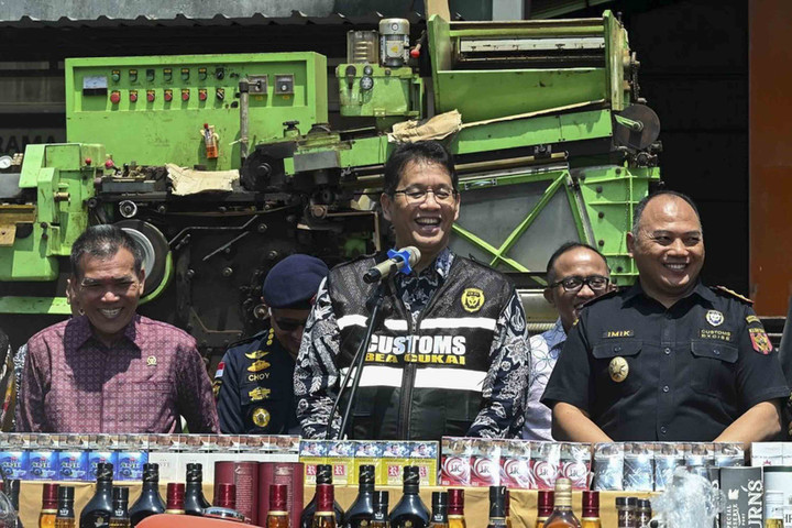 Populer: Purbaya Temukan Rokok Ilegal; Investor Menolak Gaji Elon Musk