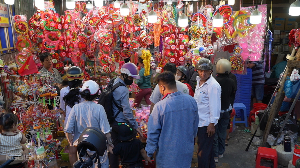 Lồng đèn giấy kiếng hút khách mùa Trung thu