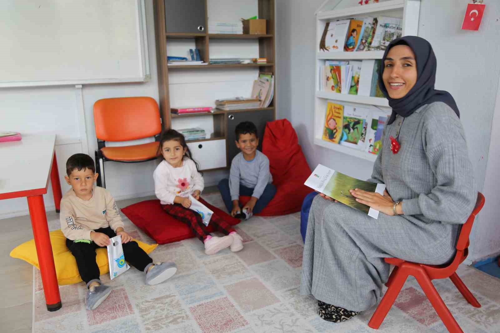 ARTVİN’İN ŞAVŞAT İLÇESİNE BAĞLI MEYDANCIK KÖYÜNDE BULUNAN İLKOKUL VE ANAOKULUNDA TOPLAM 5 ÖĞRENCİYE 2 ÖĞRETMENLE EĞİTİM VERİLMEYE DEVAM EDİLİYOR. DEVLETİN KIRSALDA EĞİTİMİ DESTEKLEYEN POLİTİKALARI SAYESİNDE OKUL, ÖĞRENCİ SAYISININ AZ OLMASINA RAĞMEN AÇIK TUTULUYOR.