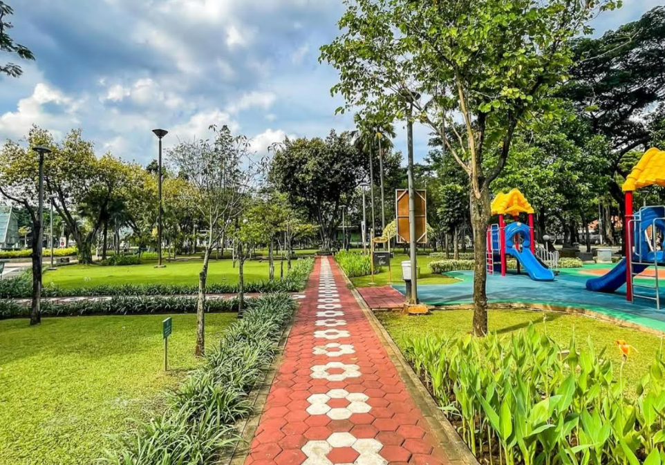 Kali Code jalur jogging dengan pemandangan sungai dan pohon rindang