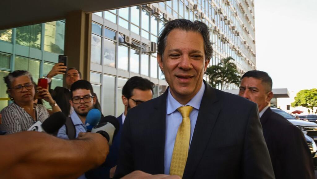 O Les Echos cita o ministro da Fazenda Fernando Haddad, para quem o Brassil “começa a atacar suas desigualdades inaceitáveis”, com isenção do IR para quem ganha até R$ 5 mil por mês e o aumento do imposto para os mais ricos.