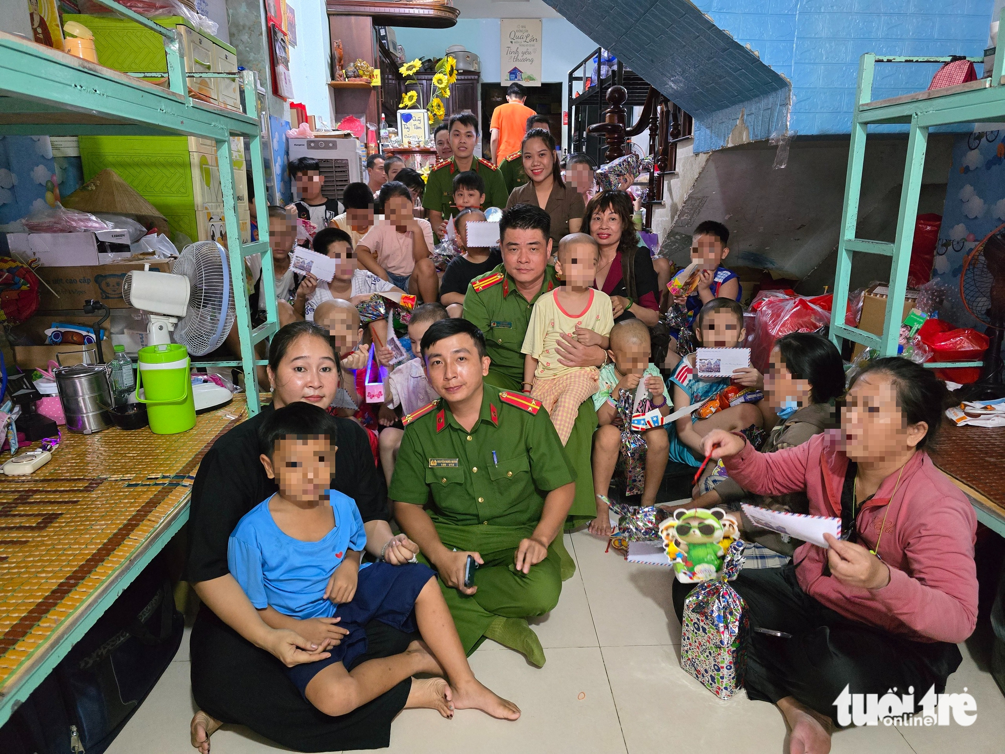 Chiến sĩ công an đi từng nhà trọ, tặng quà Trung thu cho bệnh nhi ung thư
