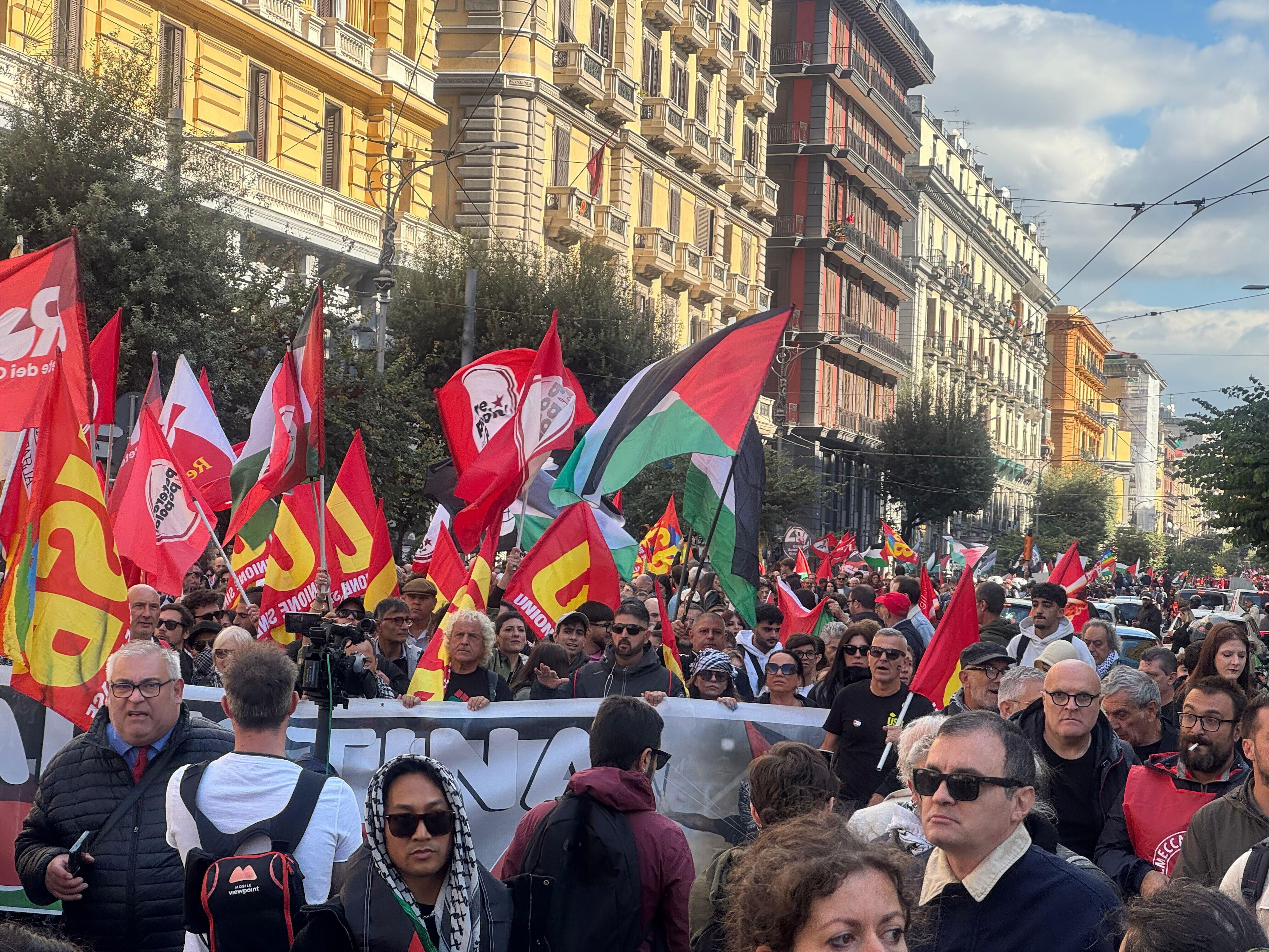 Corteo per Gaza a Napoli, ProPal cambiano percorso e si dirigono verso il porto