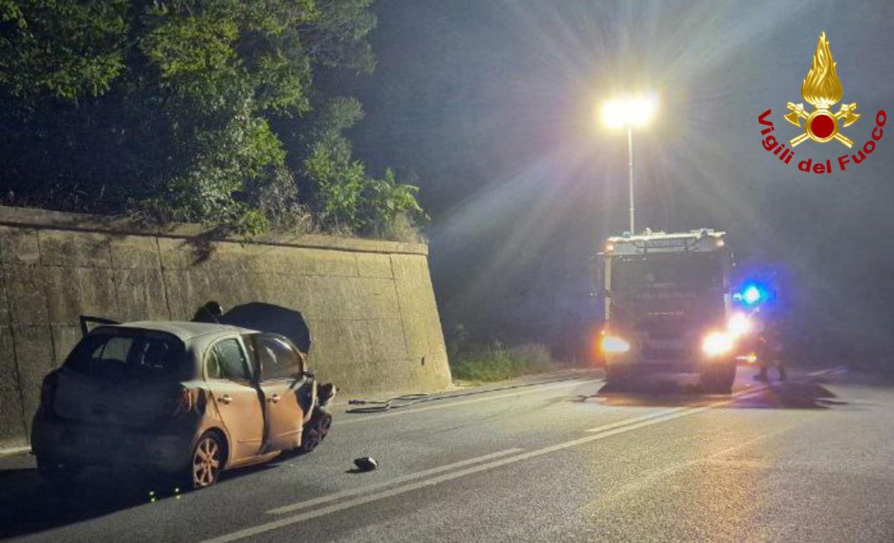 A fuoco auto rubata dopo impatto contro un muro