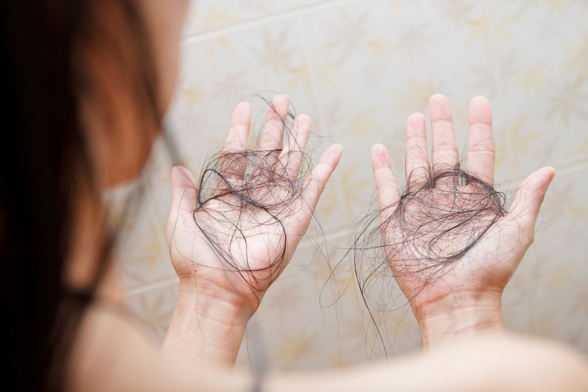 Meu cabelo está caindo só de passar a mão, o que pode ser?