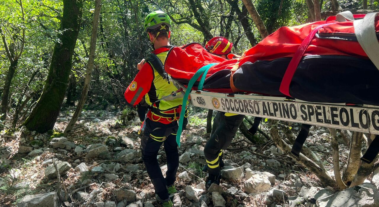 Escursionista si sgancia dal cavo per fare una foto e precipita per 20 ...