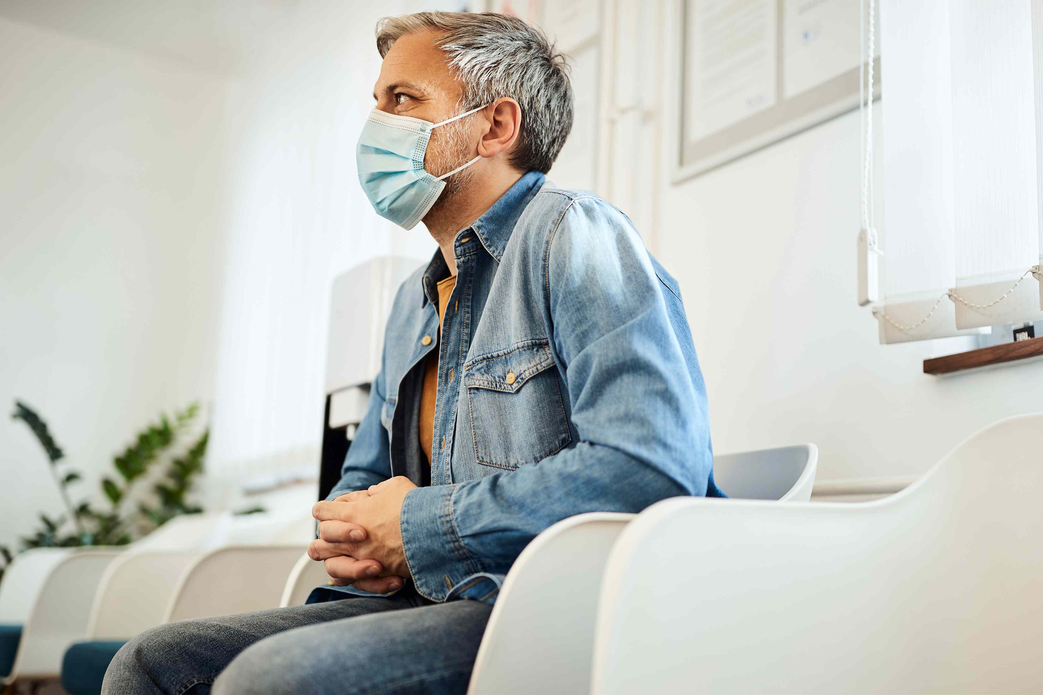Can pneumonia spread from person to person?