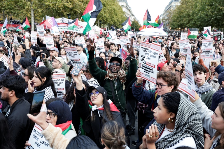 Manifestantes se concentram na Praça da República, em Paris, em solidariedade com os palestinos e para condenar a interceptação da Flotilha Global Sumud pelo exército israelense a caminho da Faixa de Gaza, em 2 de outubro de 2025