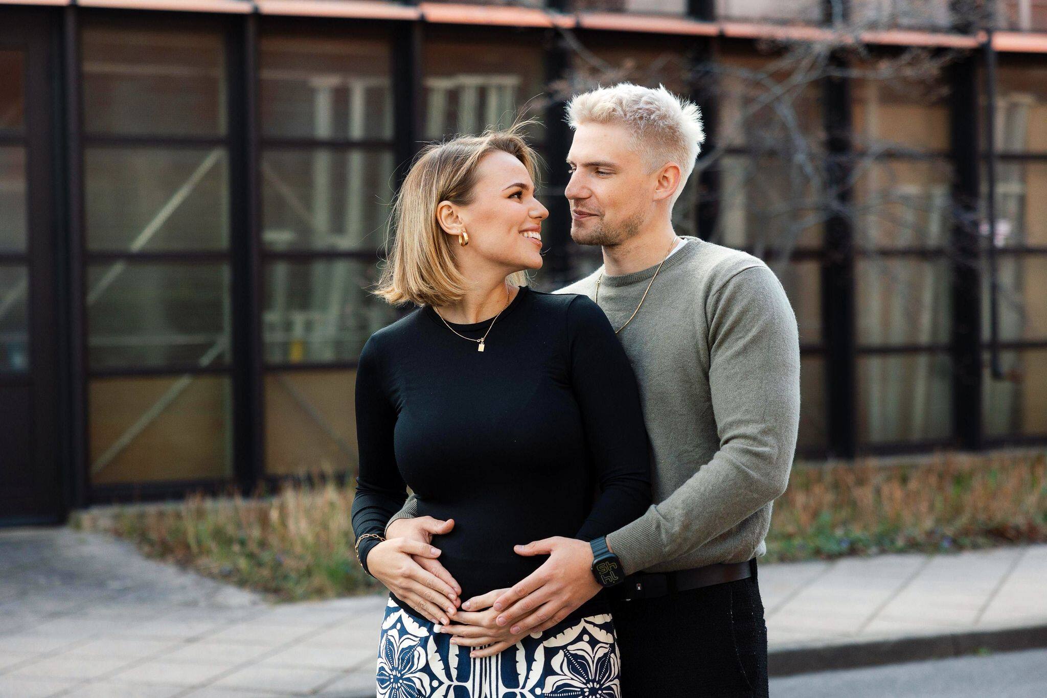 Ihr Baby ist da: Der vor Jahren an Hodenkrebs erkrankte GZSZ-Schauspieler Lennart Borchert und seine Freundin Louisa sind Eltern eines Sohnes geworden. Anna Riedel/RTL/dpa