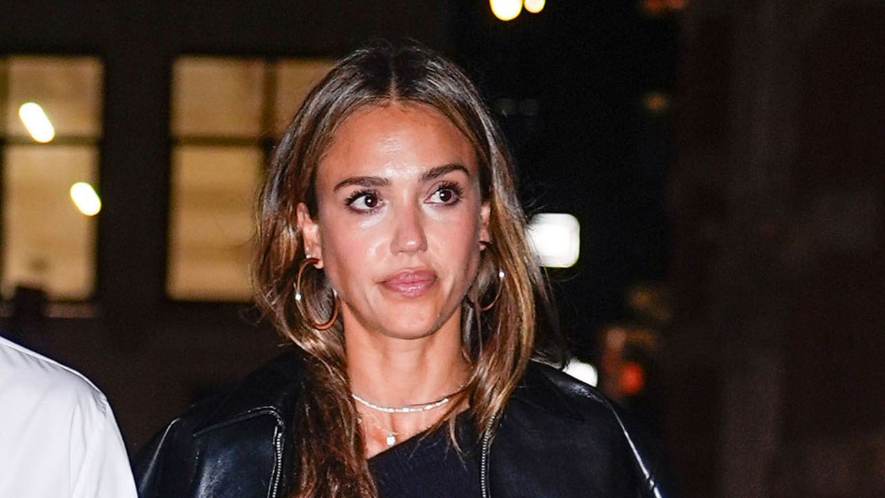 Jessica Alba's update on the wideleg jeans trend has us revisiting
