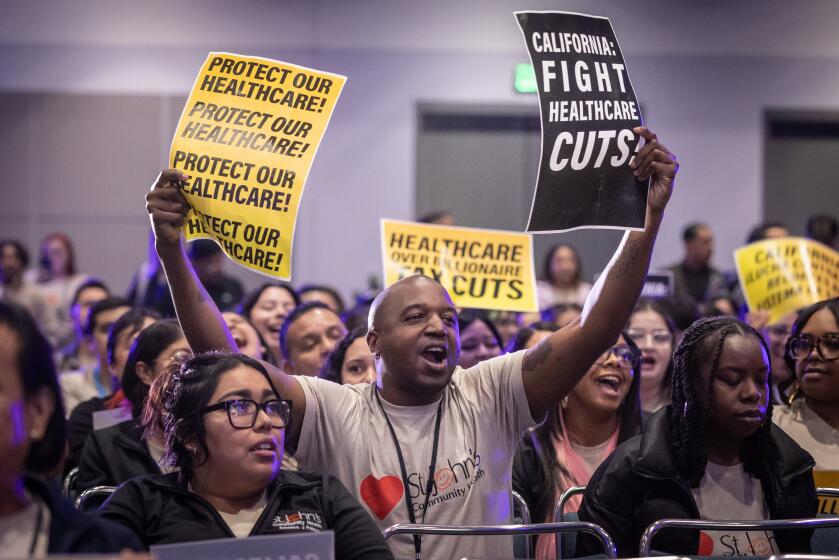 AA1NP2UF Pekerja kesehatan di Los Angeles berdemo untuk menuntut perlindungan yang terjangkau setelah pemotongan federal