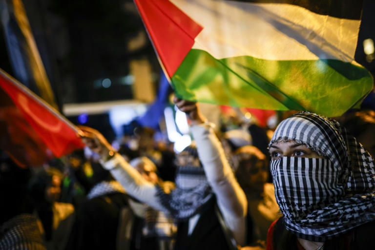 تظاهرة في اسطنبول في الثاني من تشرين الأول/أكتوبر 2025 تضامنا مع الفلسطينيين وتنديدا باعتراض إسرائيل "أسطول الصمود العالمي" المتوجه إلى غزة