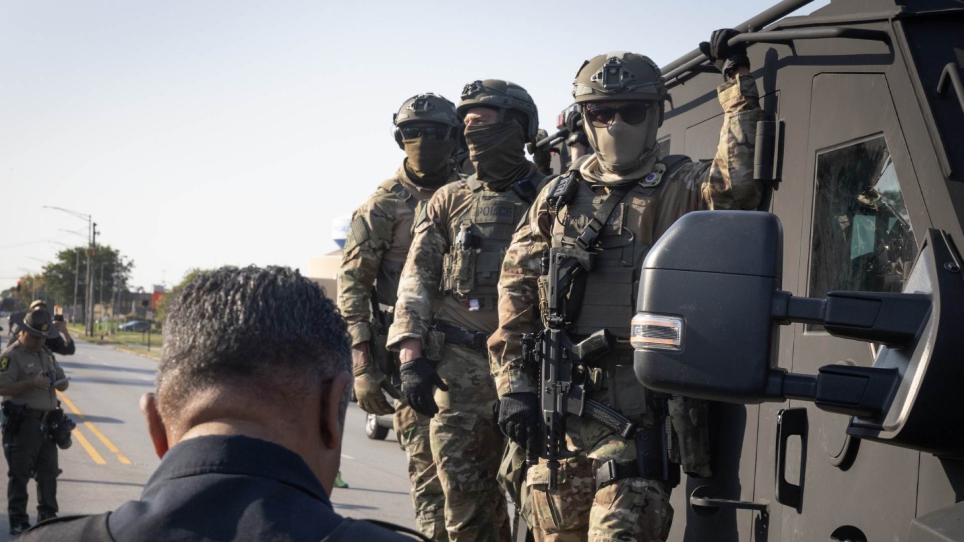 Federal Agents Raid Chicago Apartment Complex in Sweeping Operation