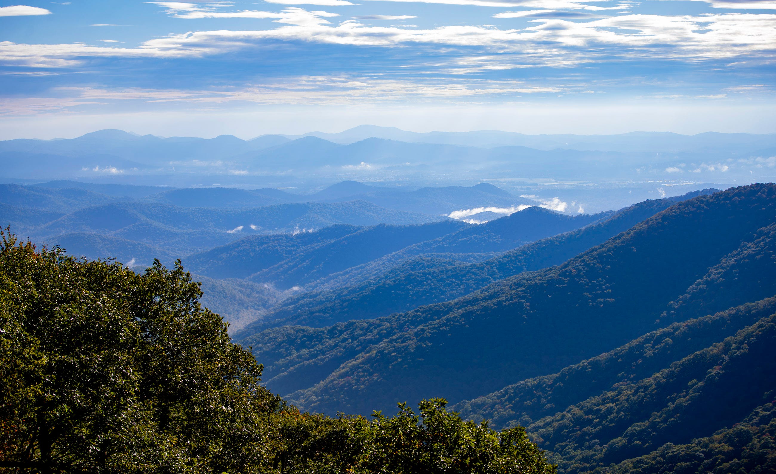 AA1NP9Sv Pusat informasi pengunjung Jalan Raya Blue Ridge, Museum Mineral kembali dibuka selama 7 hari di tengah penutupan