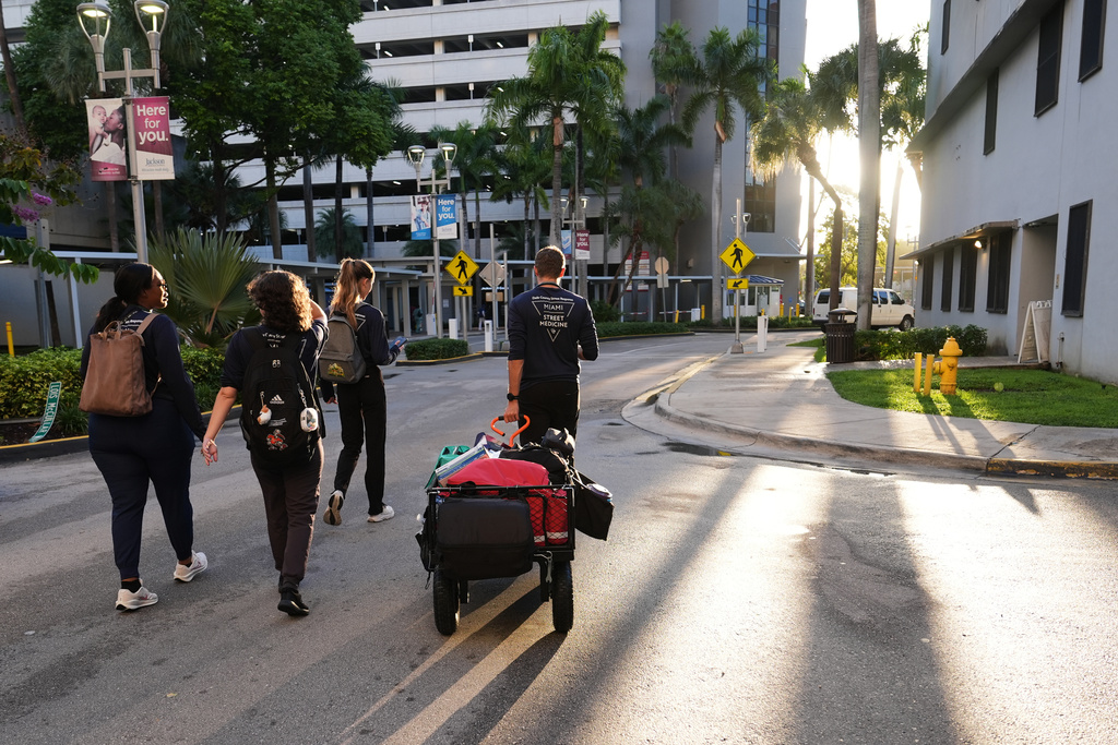 AA1NPYNN Bagaimana kelompok layanan kesehatan Miami memenuhi pasien tanpa tempat tinggal di tempat mereka tinggal