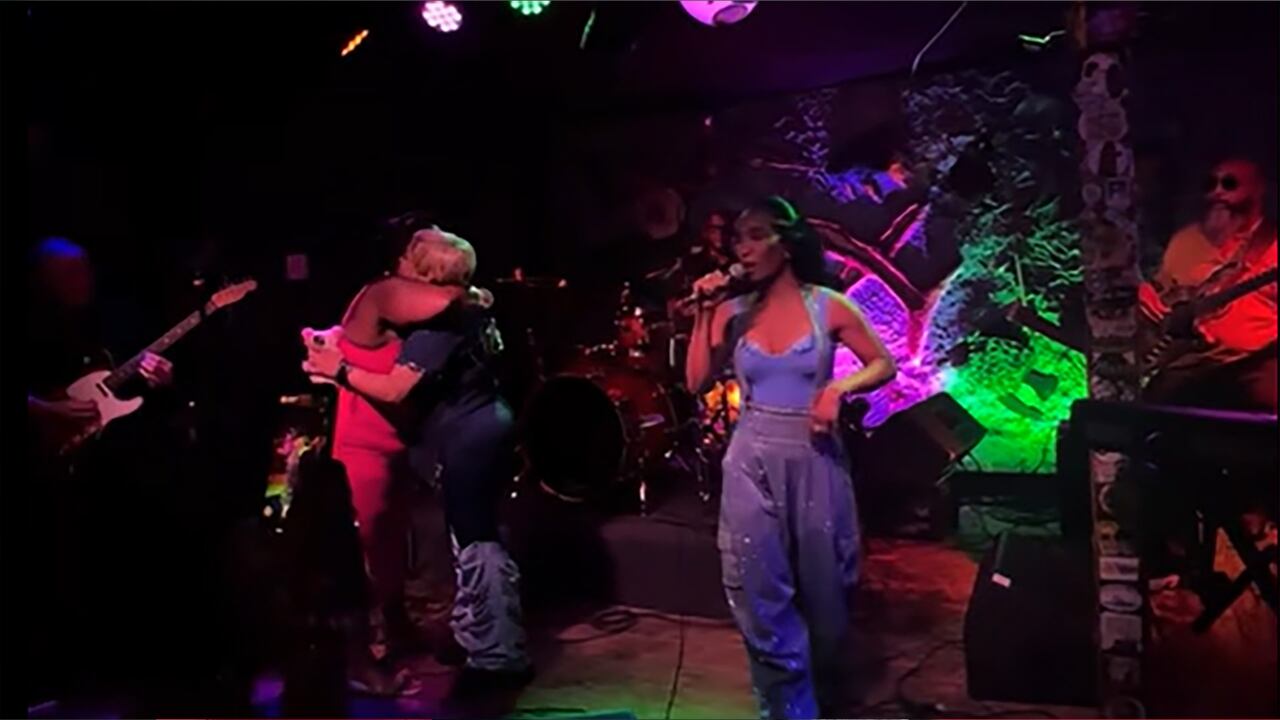 TheMoment TLC surprised a singer covering Waterfalls