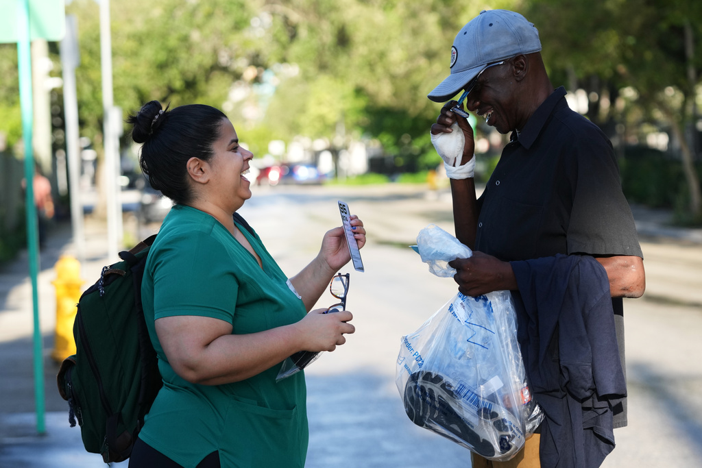 AA1NQ1A9 Bagaimana kelompok layanan kesehatan Miami memenuhi pasien tanpa tempat tinggal di tempat mereka tinggal
