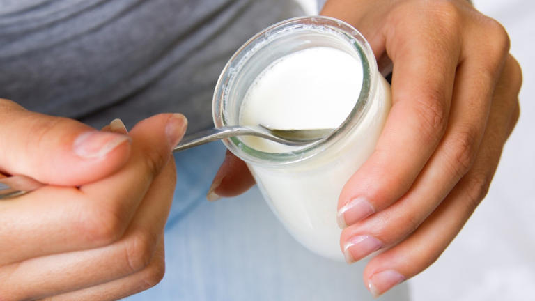 Qué cambios puede experimentar tu cuerpo si comes yogur todos los días, según especialistas
