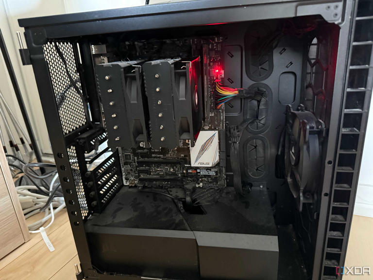 An image showing a running PC with its side panel removed