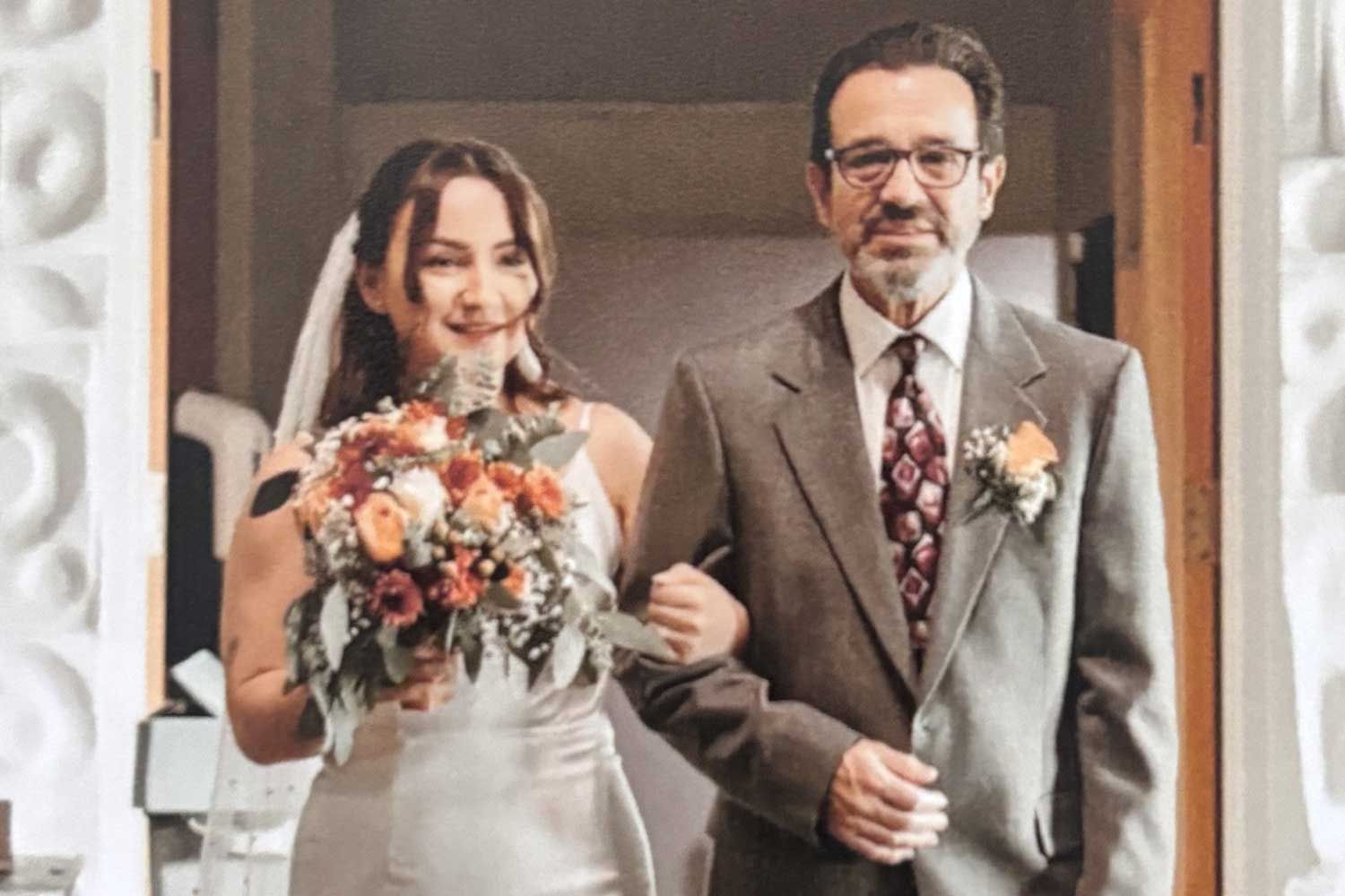 Bride Shares Emotional Text Message Her Dad Sent the Day After Her(00)