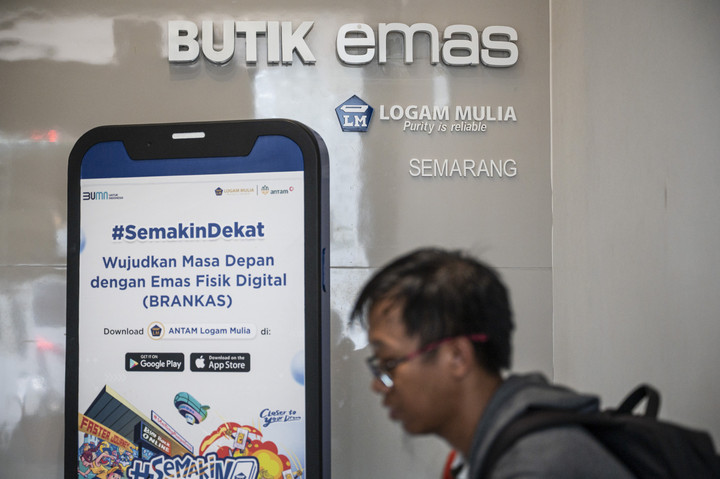 AA1NSj8D Emas Melonjak, Harga Naik Jadi Rp 2,30 Juta per Gram di Antam dan Galeri