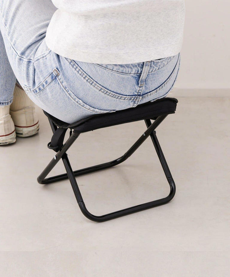 3COINSで「折りたたみチェア」が大ヒット中！ショルダーバッグみたいに