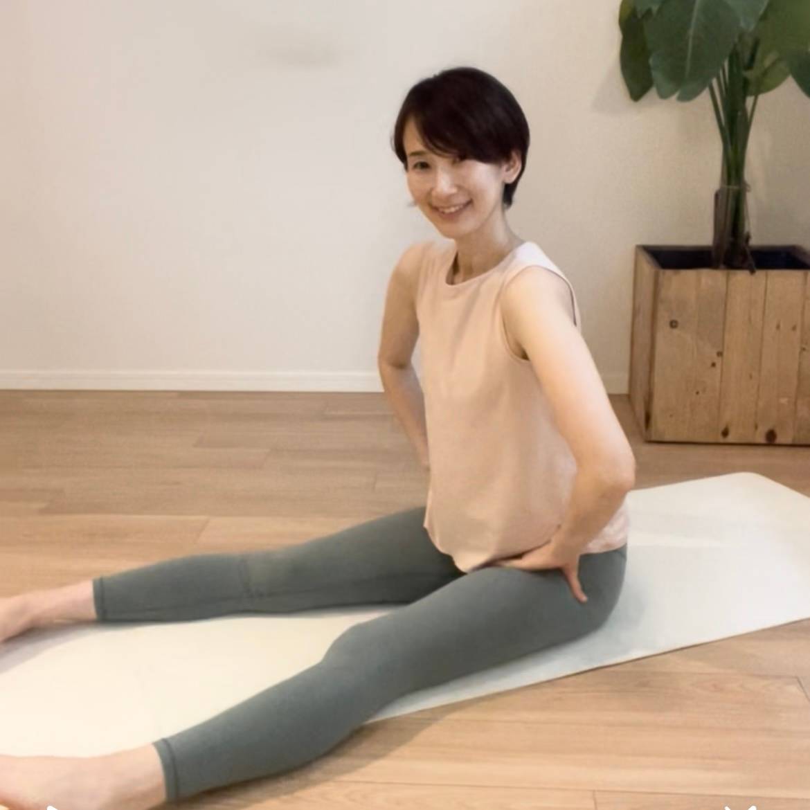 【股関節が柔らかくなる！】揺らすだけで効果抜群！良いことだらけの「股関節ゆらゆらストレッチ」