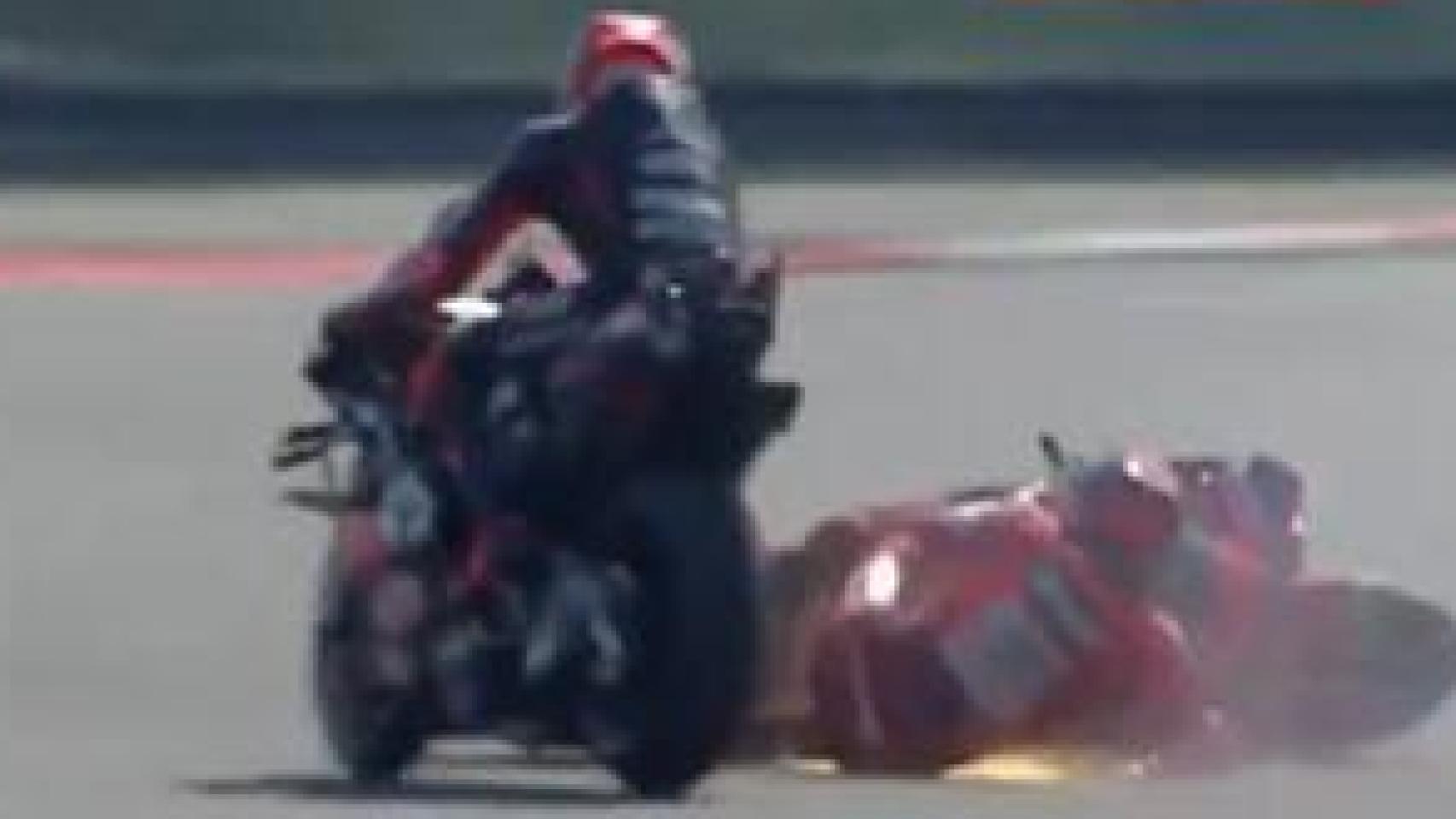Marc Márquez sufre una dura caída en el GP de Indonesia tras el toque ...