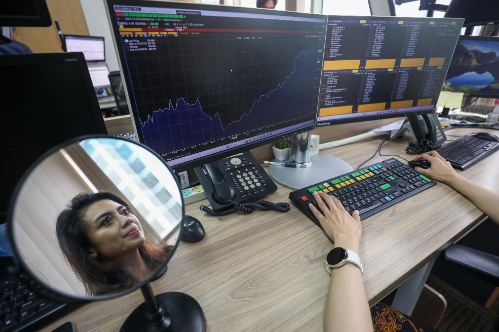 Saham Potensi Jadi Perhatian Investor Bulan Ini: BBCA, TLKM, AADI