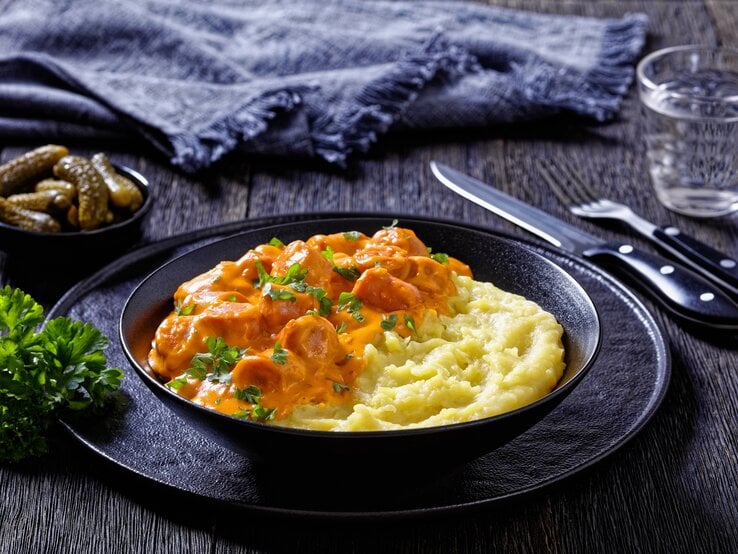 Nakkikastike: Finnischer Würstchen-Eintopf im Hot-Dog-Style