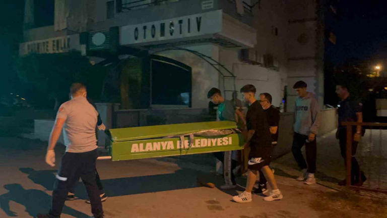 ANTALYA’NIN ALANYA İLÇESİNDE BİR APARTMAN DAİRESİNDE ÇIKAN YANGINDA YATALAK BİR VATANDAŞ HAYATINI KAYBEDERKEN, EVDE YAŞAYAN EŞİ DUMANDAN ETKİLENEREK HASTANEYE KALDIRILDI.