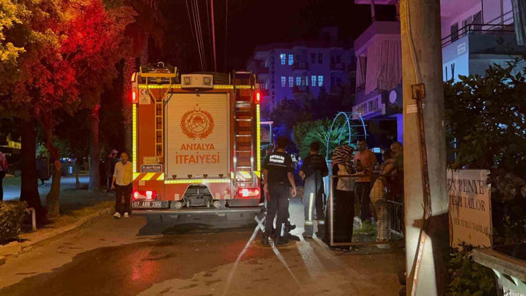ANTALYA’NIN ALANYA İLÇESİNDE BİR APARTMAN DAİRESİNDE ÇIKAN YANGINDA YATALAK BİR VATANDAŞ HAYATINI KAYBEDERKEN, EVDE YAŞAYAN EŞİ DUMANDAN ETKİLENEREK HASTANEYE KALDIRILDI.