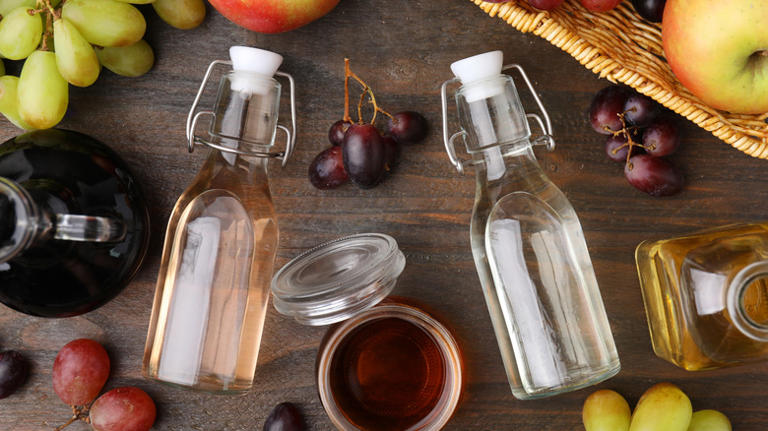 Vinegar Vs Apple Cider Vinegar: Which Is Better For Cleaning &amp; Deodorizing