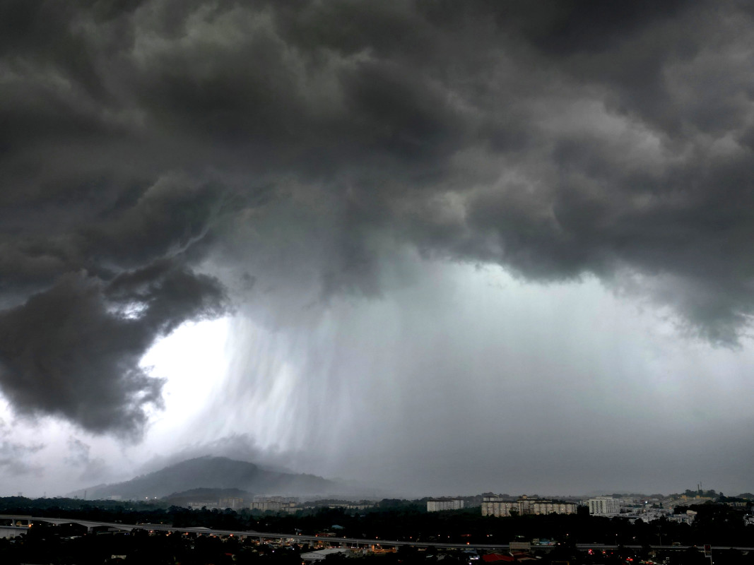 heavy-rain-storm-with-lightning